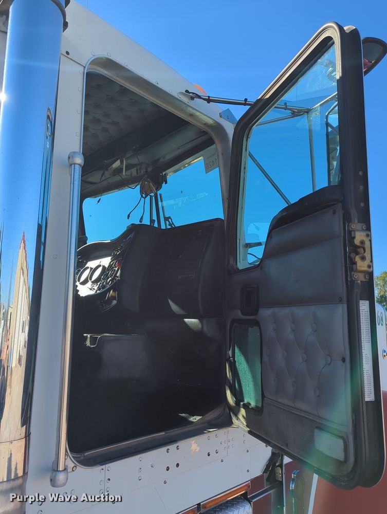 image for item LY9475 2004 Kenworth W900  semi truck