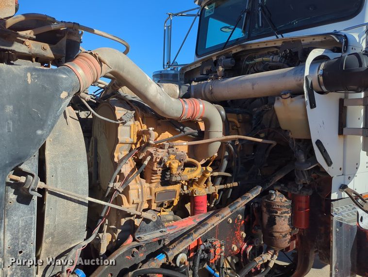 image for item LY9475 2004 Kenworth W900  semi truck