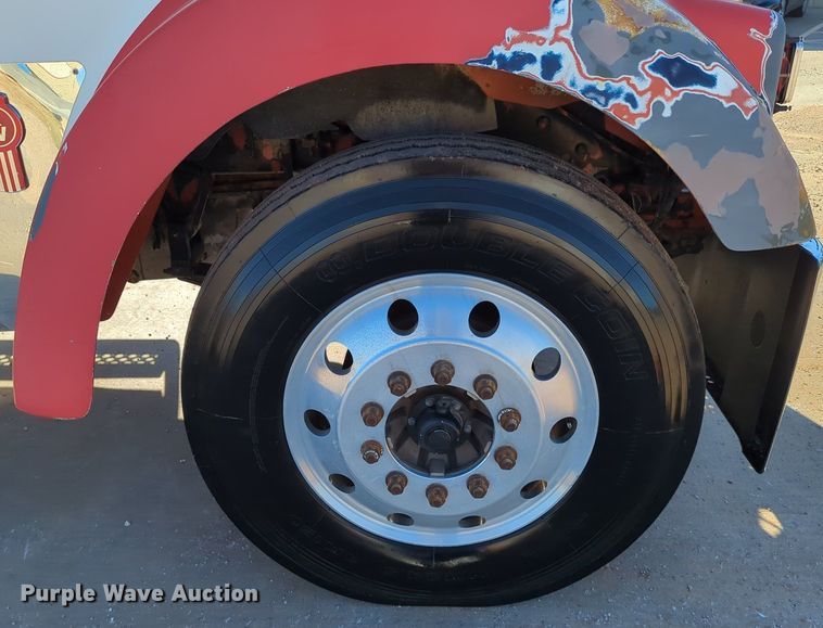 image for item LY9475 2004 Kenworth W900  semi truck