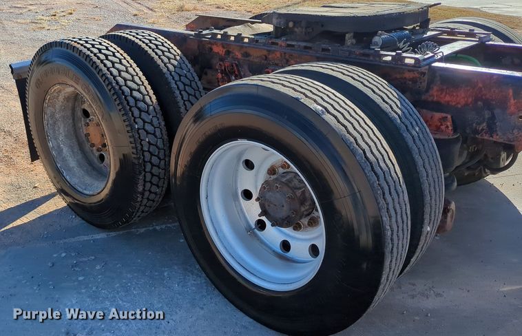 image for item LY9475 2004 Kenworth W900  semi truck