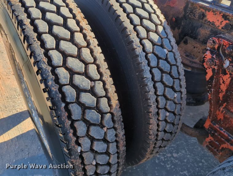 image for item LY9475 2004 Kenworth W900  semi truck