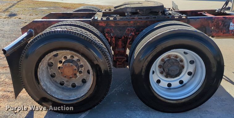 image for item LY9475 2004 Kenworth W900  semi truck