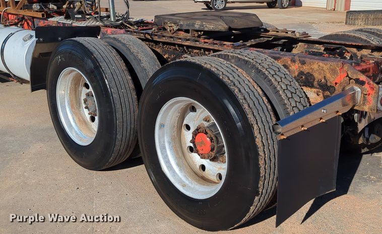 image for item LY9475 2004 Kenworth W900  semi truck