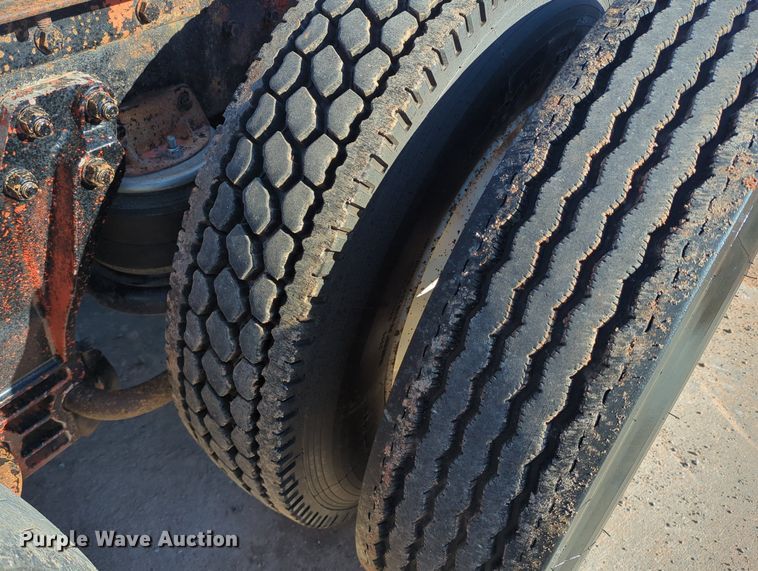 image for item LY9475 2004 Kenworth W900  semi truck