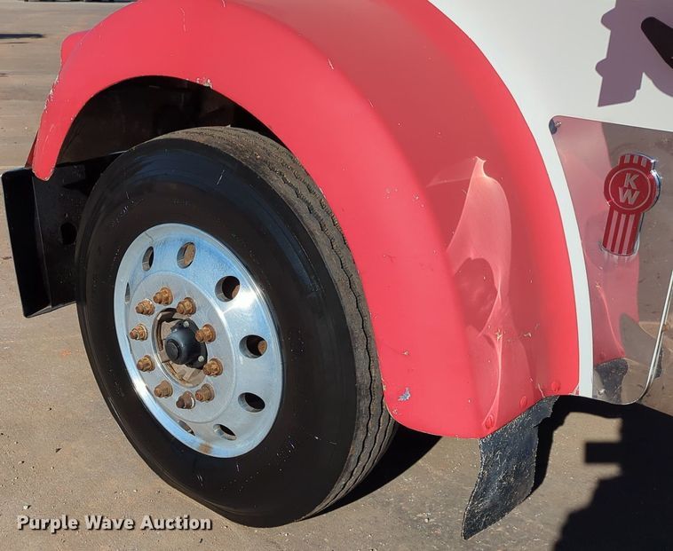 image for item LY9475 2004 Kenworth W900  semi truck