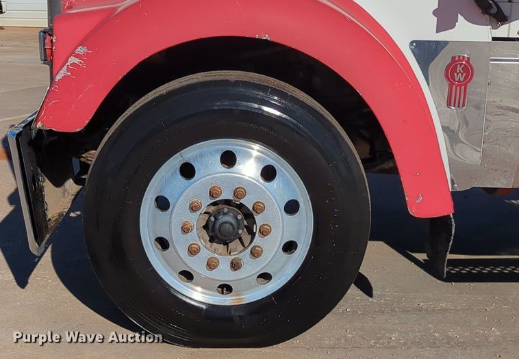 image for item LY9475 2004 Kenworth W900  semi truck