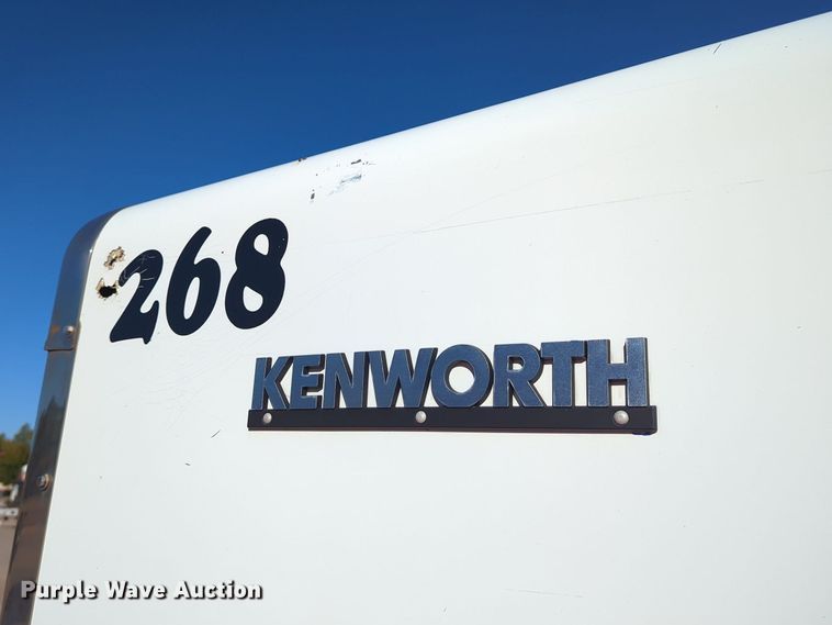 image for item LY9475 2004 Kenworth W900  semi truck