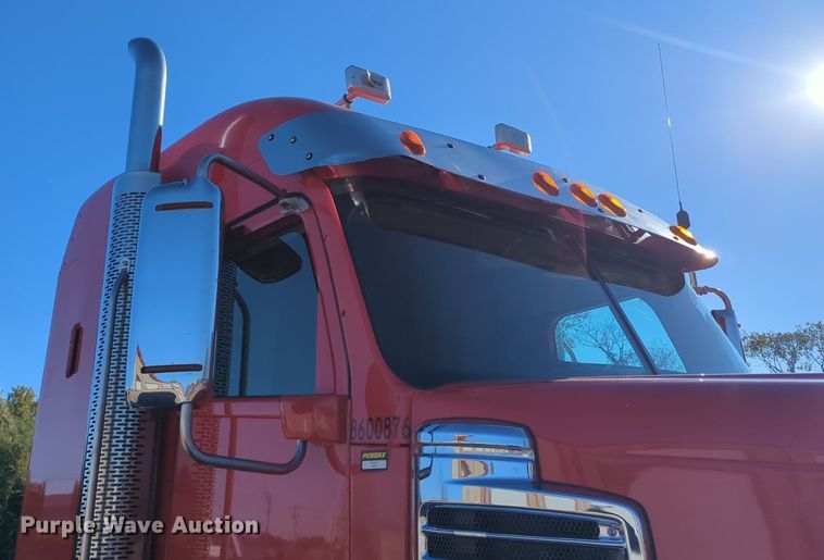 image for item LY9476 2016 Freightliner Coronado 122SD  semi truck