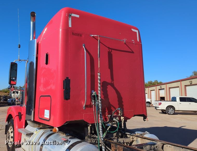 image for item LY9476 2016 Freightliner Coronado 122SD  semi truck