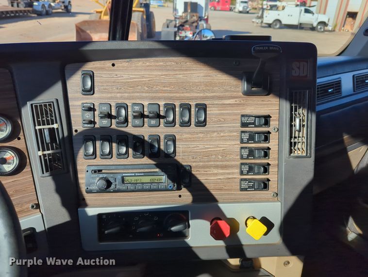 image for item LY9476 2016 Freightliner Coronado 122SD  semi truck