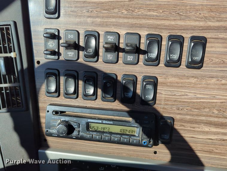 image for item LY9476 2016 Freightliner Coronado 122SD  semi truck