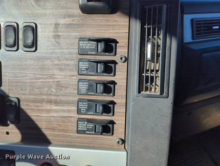 image for item LY9476 2016 Freightliner Coronado 122SD  semi truck