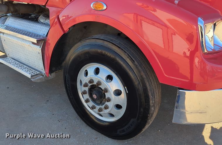 image for item LY9476 2016 Freightliner Coronado 122SD  semi truck