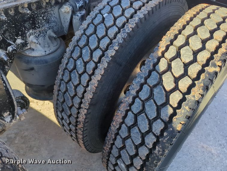 image for item LY9476 2016 Freightliner Coronado 122SD  semi truck