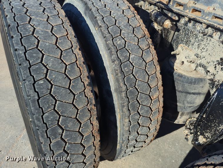 image for item LY9476 2016 Freightliner Coronado 122SD  semi truck