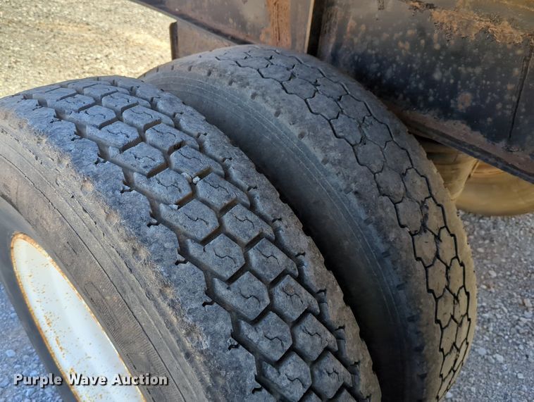 image for item LY9477 1996 Transcraft TL-2000  flatbed trailer