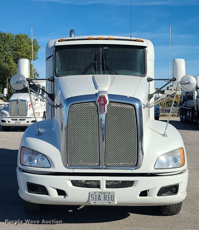 image for item MJ9442 2014 Kenworth   T660 semi truck