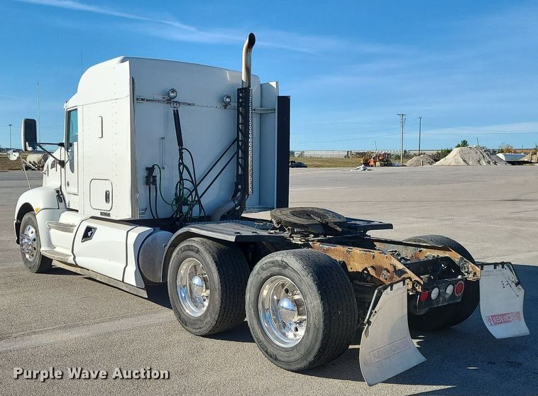 image for item MJ9442 2014 Kenworth   T660 semi truck