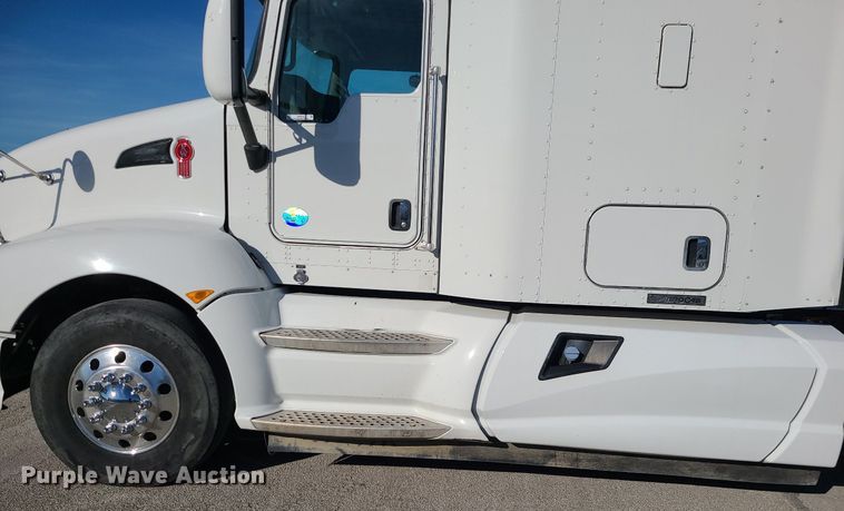 image for item MJ9442 2014 Kenworth   T660 semi truck