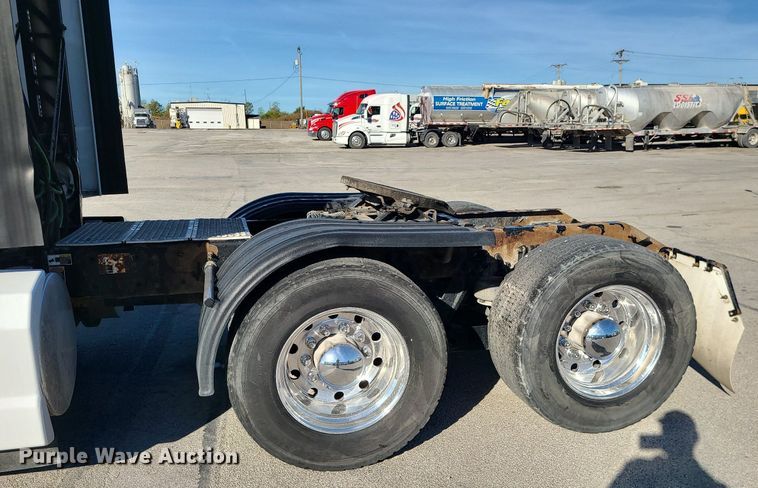 image for item MJ9442 2014 Kenworth   T660 semi truck