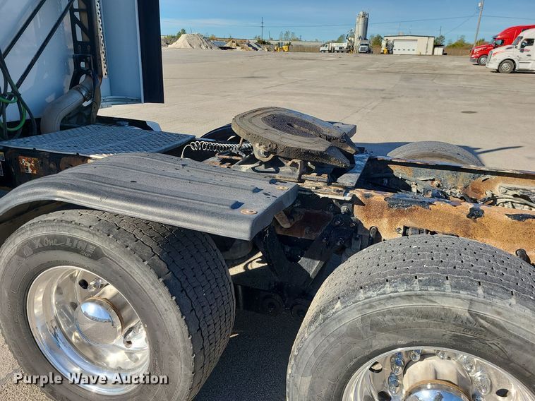 image for item MJ9442 2014 Kenworth   T660 semi truck