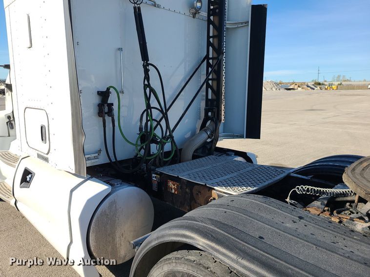 image for item MJ9442 2014 Kenworth   T660 semi truck