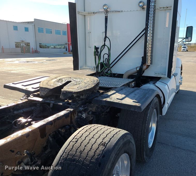 image for item MJ9442 2014 Kenworth   T660 semi truck