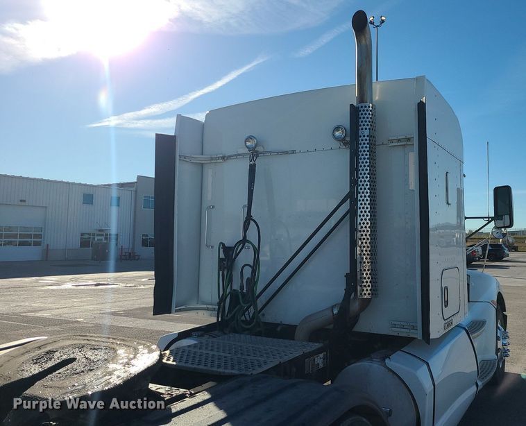 image for item MJ9442 2014 Kenworth   T660 semi truck