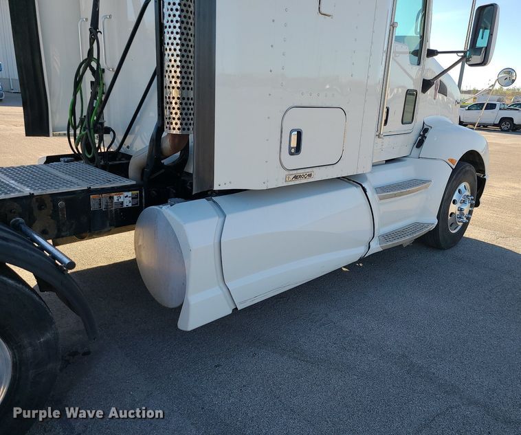 image for item MJ9442 2014 Kenworth   T660 semi truck