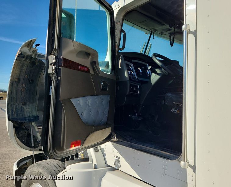 image for item MJ9442 2014 Kenworth   T660 semi truck