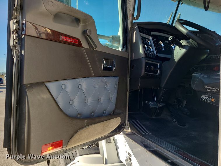 image for item MJ9442 2014 Kenworth   T660 semi truck