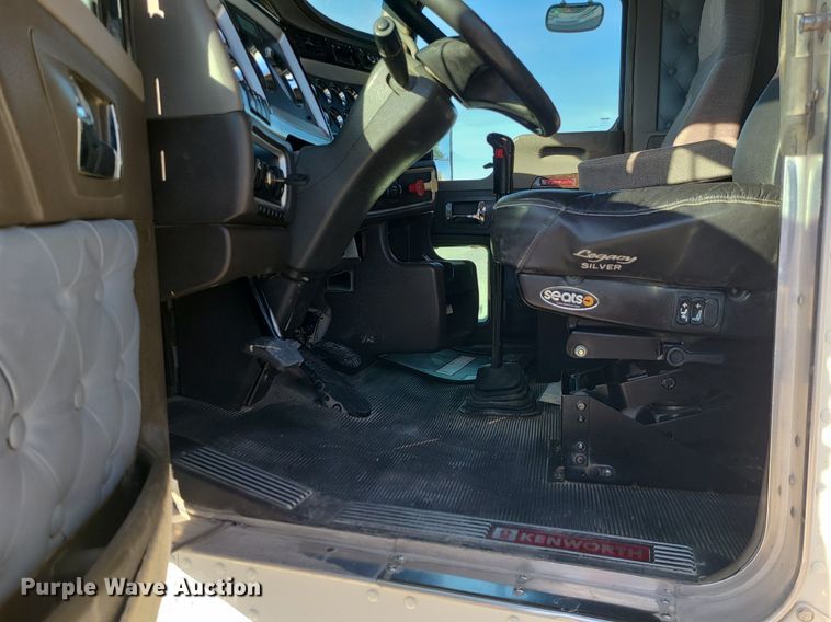 image for item MJ9442 2014 Kenworth   T660 semi truck