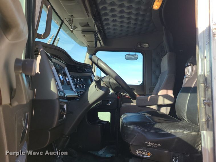 image for item MJ9442 2014 Kenworth   T660 semi truck