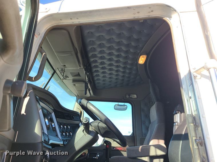 image for item MJ9442 2014 Kenworth   T660 semi truck