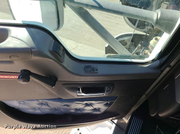 image for item MJ9442 2014 Kenworth   T660 semi truck