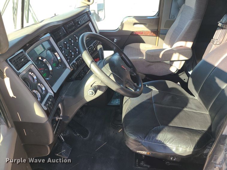 image for item MJ9442 2014 Kenworth   T660 semi truck