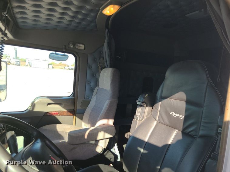 image for item MJ9442 2014 Kenworth   T660 semi truck