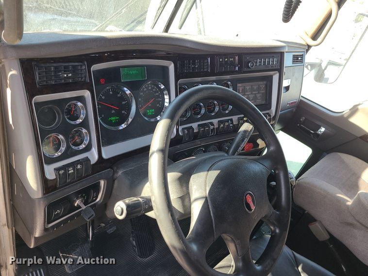 image for item MJ9442 2014 Kenworth   T660 semi truck