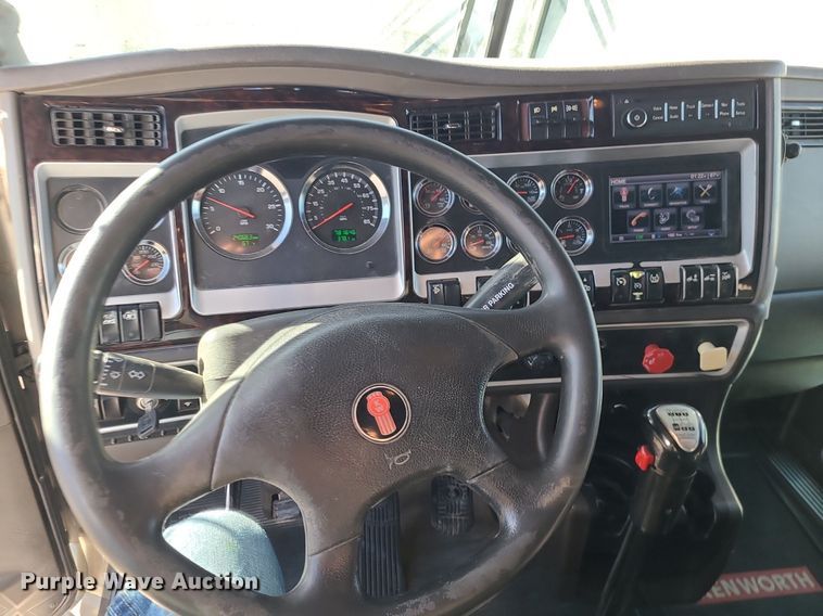 image for item MJ9442 2014 Kenworth   T660 semi truck