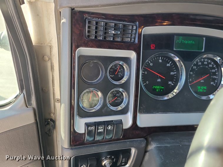 image for item MJ9442 2014 Kenworth   T660 semi truck