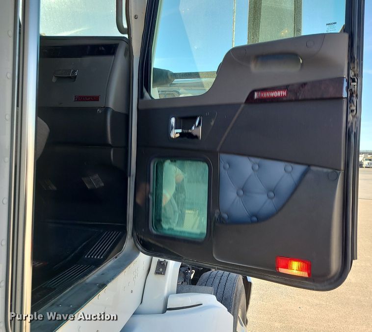 image for item MJ9442 2014 Kenworth   T660 semi truck