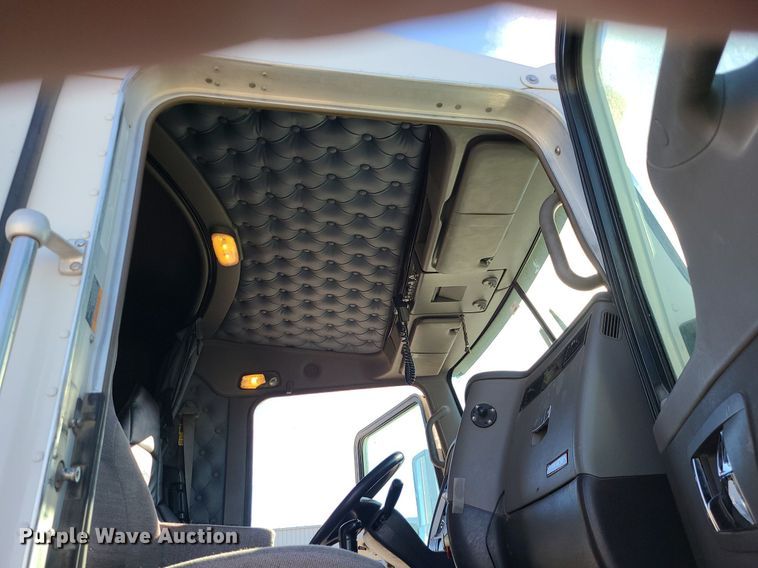 image for item MJ9442 2014 Kenworth   T660 semi truck