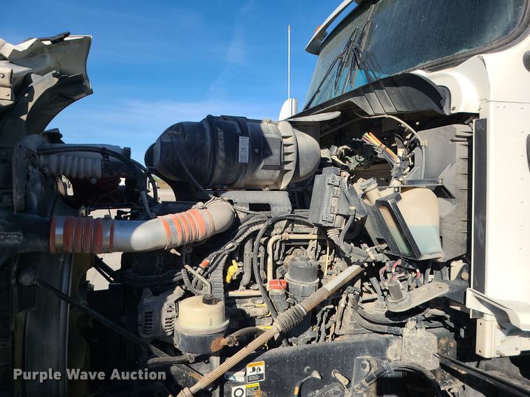 image for item MJ9442 2014 Kenworth   T660 semi truck