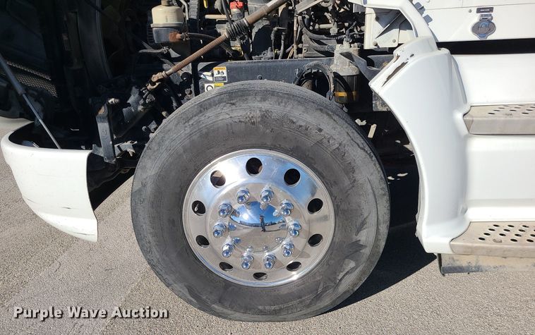 image for item MJ9442 2014 Kenworth   T660 semi truck