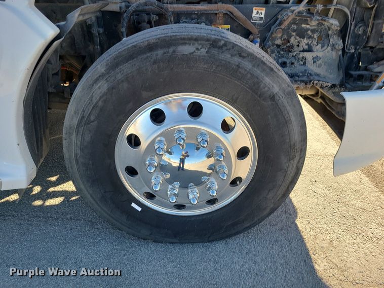 image for item MJ9442 2014 Kenworth   T660 semi truck