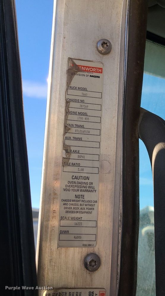 image for item MJ9442 2014 Kenworth   T660 semi truck