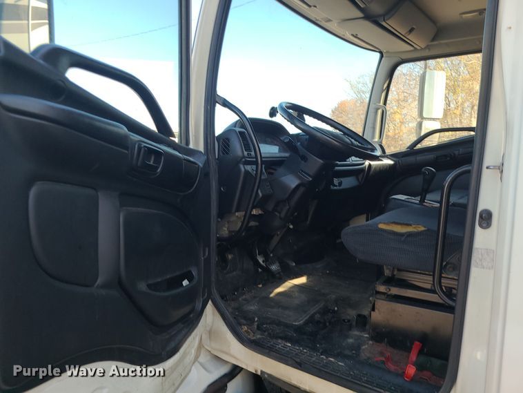 image for item MJ9531 2010 Hino 268  box truck