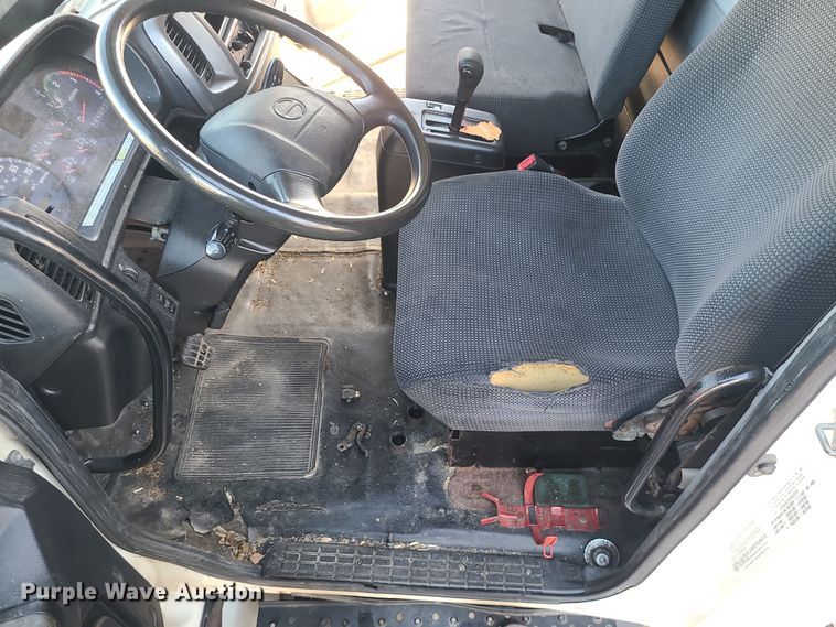 image for item MJ9531 2010 Hino 268  box truck