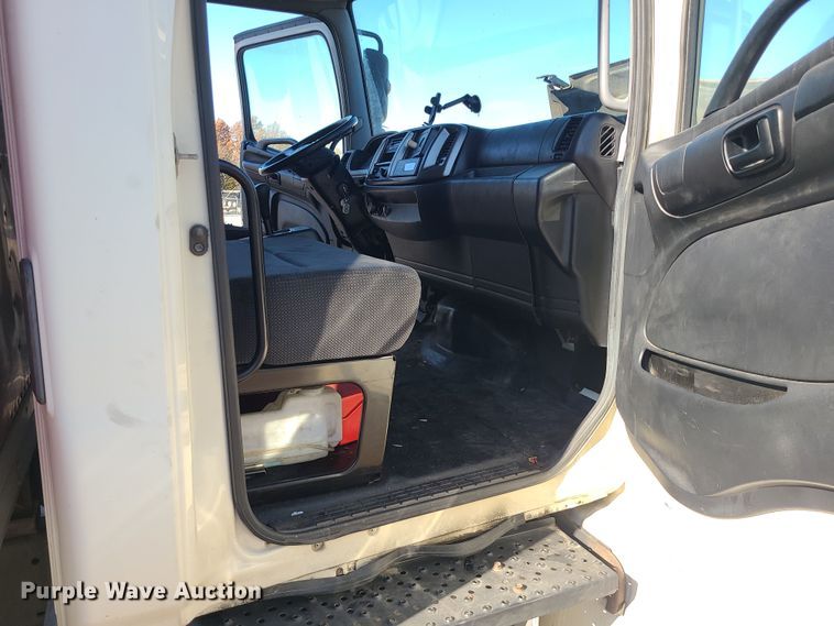 image for item MJ9531 2010 Hino 268  box truck