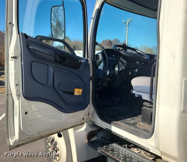 image for item MJ9532 2007 Hino 268  box truck